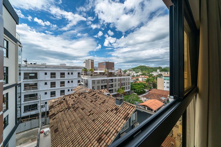 308 - Suíte Elegante em Localização Incrível – Praia de Bomb